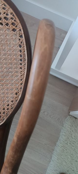 Silla inglesa antigua de madera y ratán