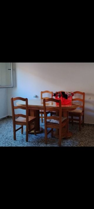 Mesa y 6 sillas de madera