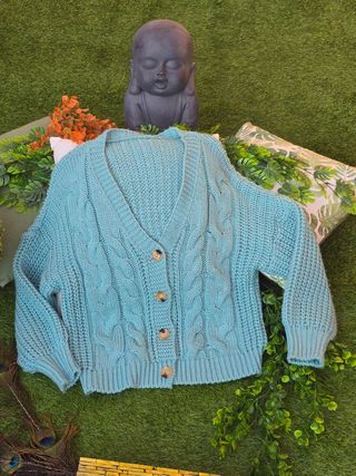 Chaqueta de punto verde con trenzas
