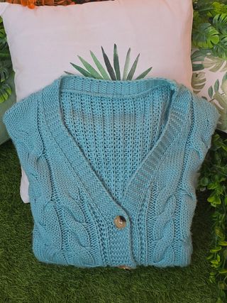 Chaqueta de punto verde con trenzas
