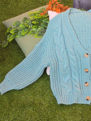 Chaqueta de punto verde con trenzas