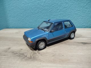 Coche a escala azul