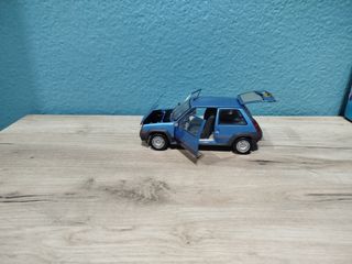 Coche a escala azul