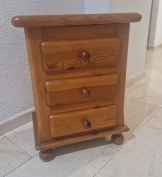 Mesita de noche de madera