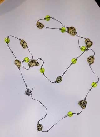 Collar largo con cuentas beige y verdes