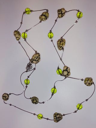 Collar largo con cuentas beige y verdes