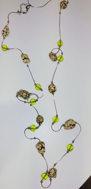 Collar largo con cuentas beige y verdes