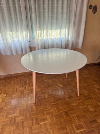Mesa de comedor redonda extensible.
