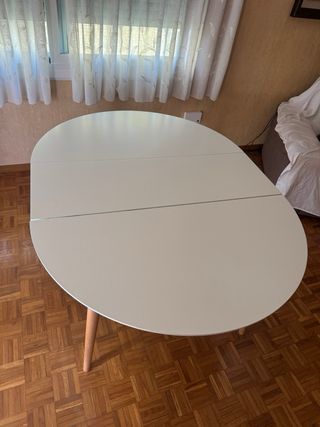 Mesa de comedor redonda extensible.
