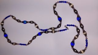 Collar largo con perlas y cristales azules