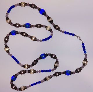 Collar largo con perlas y cristales azules
