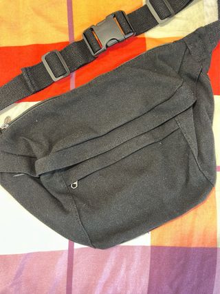 Riñonera negra con cinturón ajustable