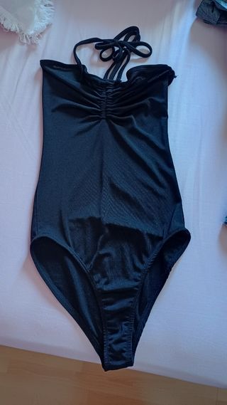 Body negro palabra honor con fruncido