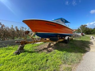 Barco naranja con remolque