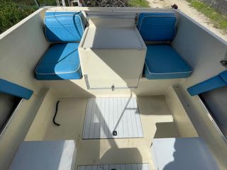 Barco naranja con remolque