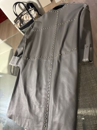 Abrigo Uterque gris tachuelas nuevo