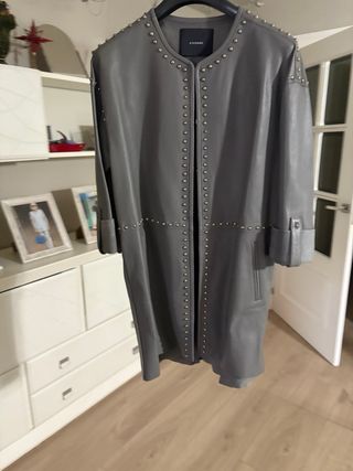 Abrigo Uterque gris tachuelas nuevo