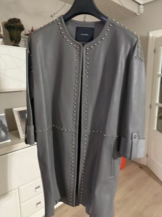 Abrigo Uterque gris tachuelas nuevo