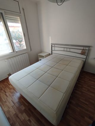 Cama 135cm con somier y colchón + mesita de noche 