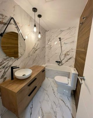 Baño completo: ducha, lavabo, inodoro