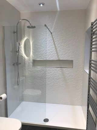 Baño completo: ducha, lavabo, inodoro