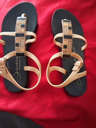 Sandalias Ipanema Niña Negro y Dorado
Talla 33
