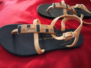 Sandalias Ipanema Niña Negro y Dorado
Talla 33
