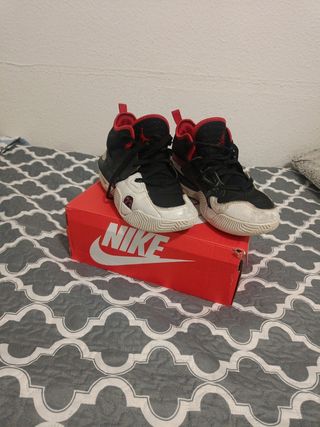 Zapatillas Nike Jordan Negras y Blancas