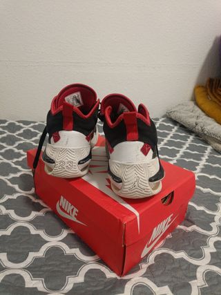 Zapatillas Nike Jordan Negras y Blancas