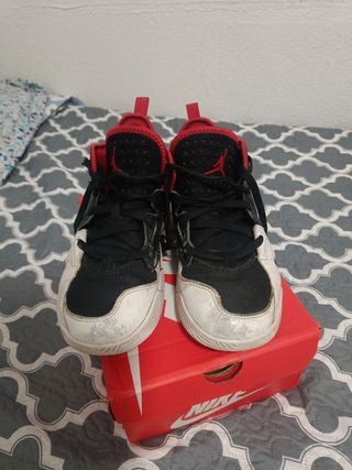 Zapatillas Nike Jordan Negras y Blancas