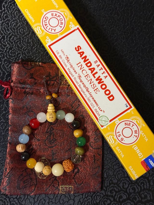 Pulsera budista ritualizada con incienso
