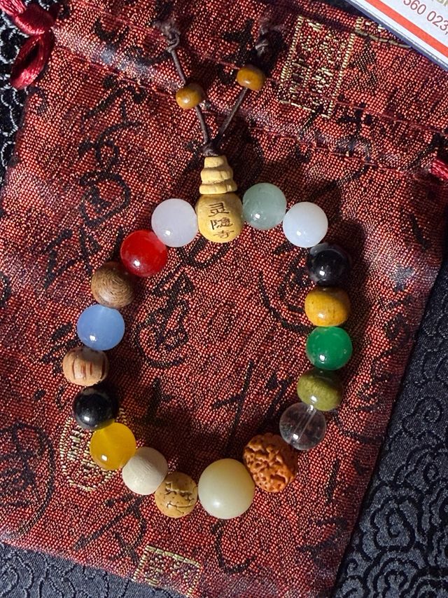 Pulsera budista ritualizada con incienso