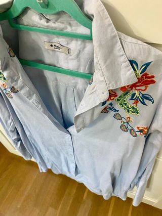 Camisa bordada azul bebé Talla M