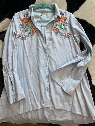 Camisa bordada azul bebé Talla M