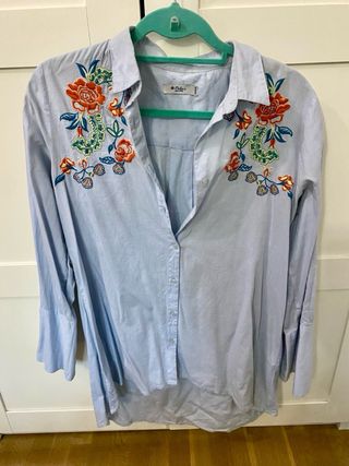 Camisa bordada azul bebé Talla M