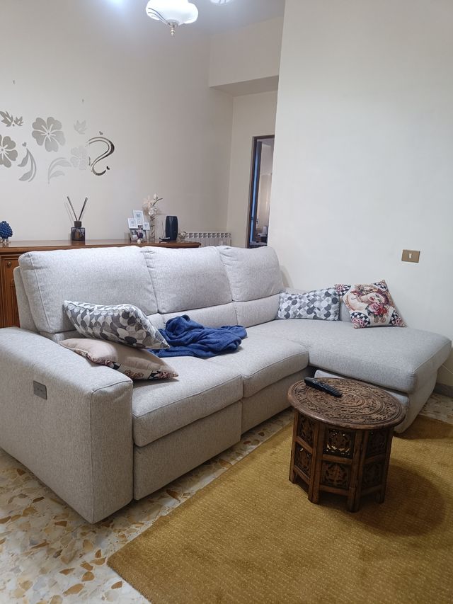 Divano angolare in tessuto beige/grigio