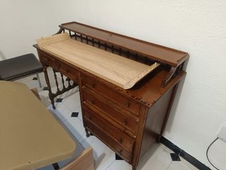 Escritorio antiguo de madera