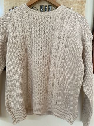 Jersey de punto beige con trenzas