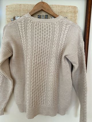 Jersey de punto beige con trenzas
