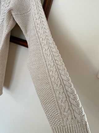 Jersey de punto beige con trenzas