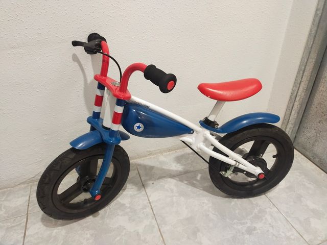 Bicicleta de equilibrio infantil azul y roja marca