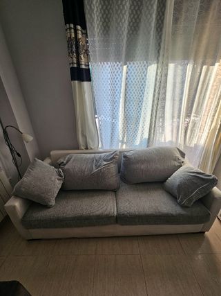Sofá de tela gris y blanco