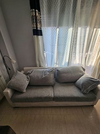Sofá de tela gris y blanco