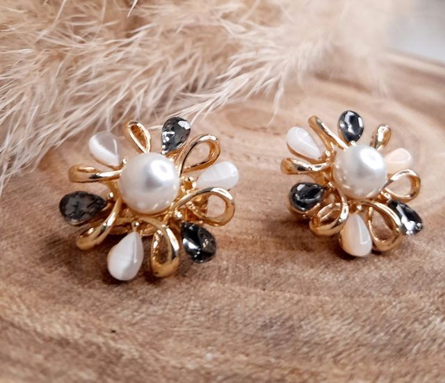 Orecchini clip design floreale perle e cristalli