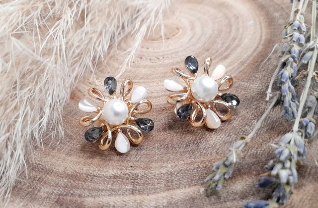 Orecchini clip design floreale perle e cristalli