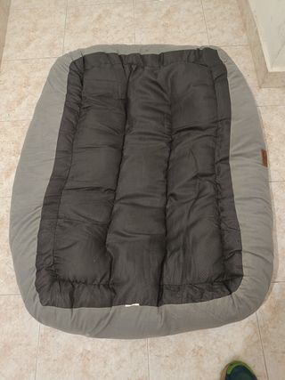 Cama para perro cómoda y acolchada.