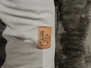 Cama para perro cómoda y acolchada.