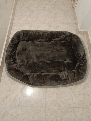 Cama para perro cómoda y acolchada.