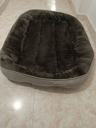 Cama para perro cómoda y acolchada.