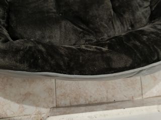 Cama para perro cómoda y acolchada.